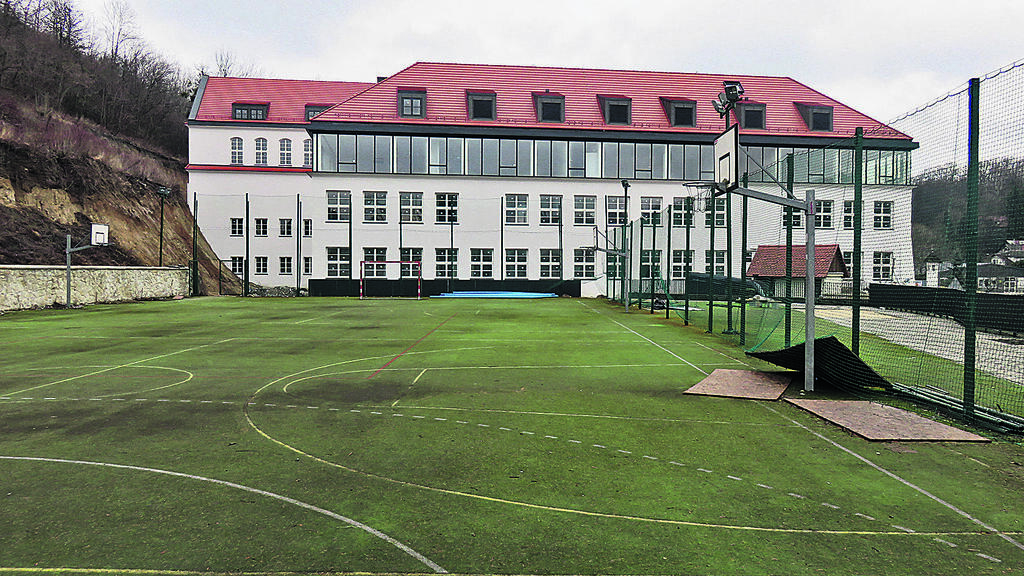 בית הספר ברקע בית הקברות היהודי העתיק בעיירה הפולנית קז'מייז' דולני, שהפך למגרש ספורט ונערכו בו גם מסיבות לילדי העיירה