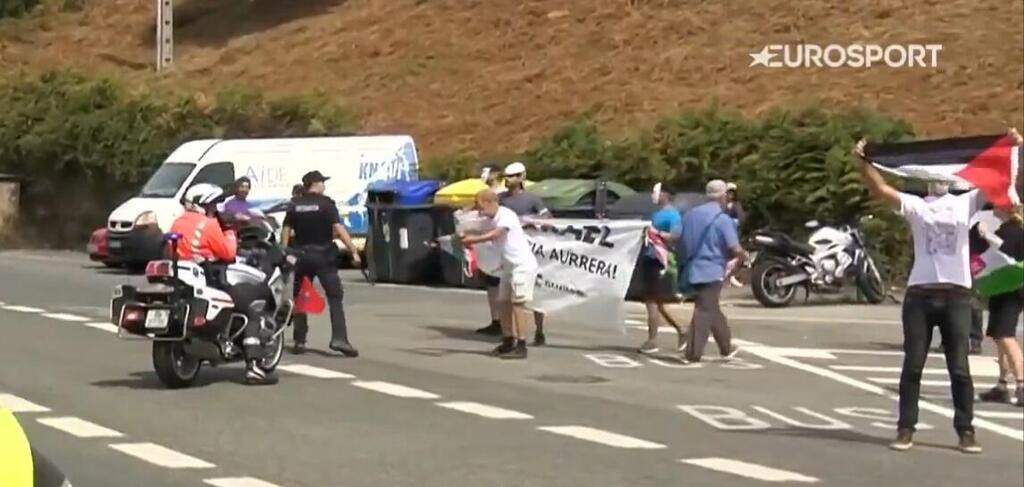 Pro-Palestinian protesters obstruct at the Vuelta a España (Photo: Screengrab) המפגינים הפרו-פלסטינים חוסמים את המסלול