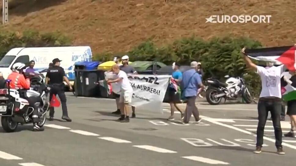 המפגינים הפרו-פלסטינים חוסמים את המסלול