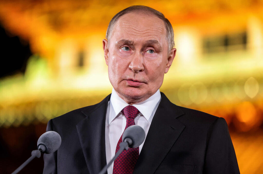 Russian President Putin at a press conference after a visit to Beijing (Photo: Maxim Shemetov / POOL / AFP) נשיא רוסיה פוטין במסיבת עיתונאים בתום ביקור ב בייג'ינג סין