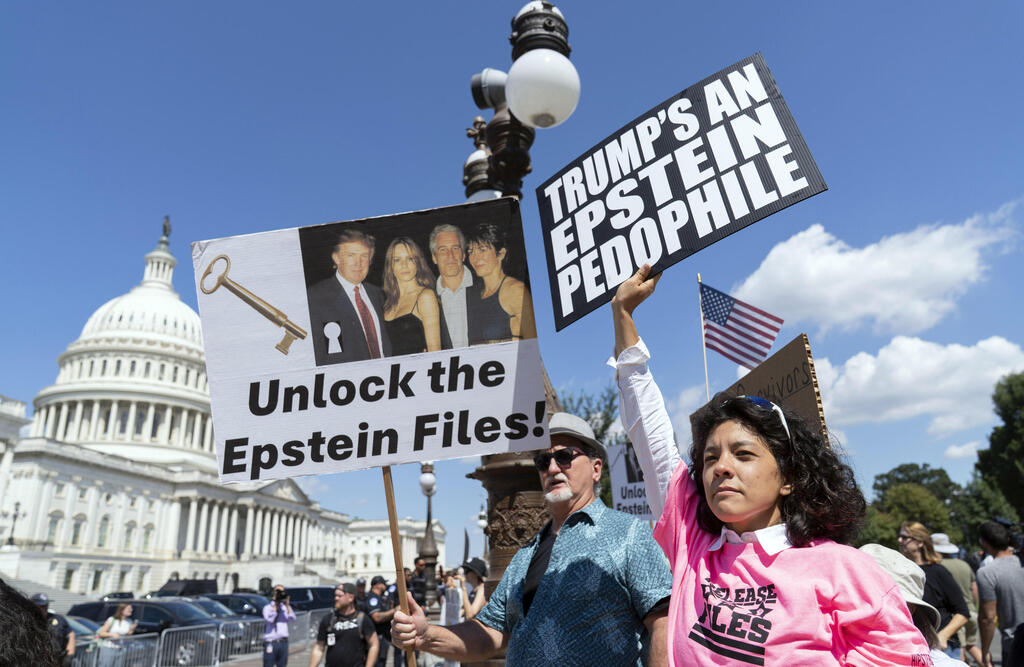 מסיבת עיתונאים של קורבנות אפשטיין מחוץ לקיפטול ארה"ב