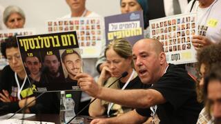 אופיר, אביו של החטוף רום ברסלבסקי בועדת חוץ וביטחון בכנסת
