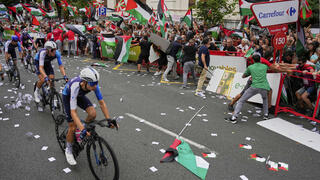 מוחים מנסים לפרוץ למסלול ולהפריע לרוכבי הקבוצה ישראל פרמייר טק בקטע ה-11 של וואלטה