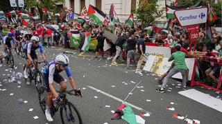 מוחים מנסים לפרוץ למסלול ולהפריע לרוכבי הקבוצה ישראל פרמייר טק בקטע ה-11 של וואלטה