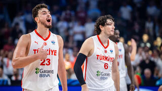 שחקן נבחרת טורקיה אלפרן שנגון עם צ'די אוסמן