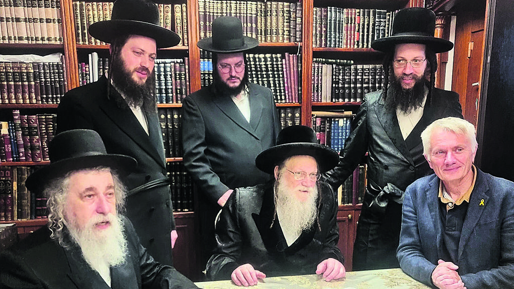 שגריר פולין בישראל מאצ'יי חוניה בביקור בביתו של האדמו"ר ממודזיץ' בבני ברק