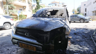 רכב נשרף ברחוב עזה בירושלים כתוצאה מפעילות מחאה באזור למען החטופים