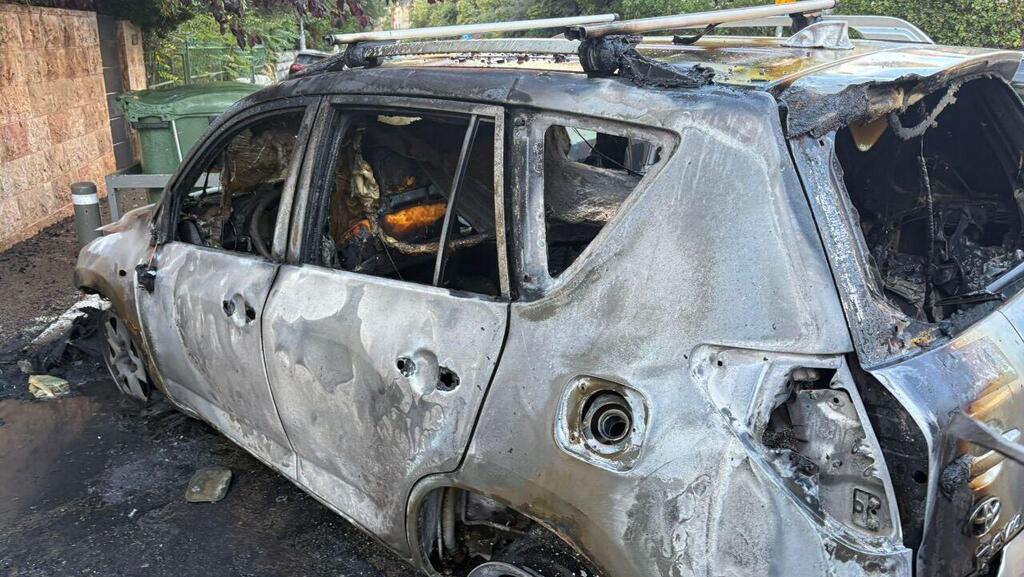 רכב נשרף ברחוב עזה בירושלים כתוצאה מפעילות מחאה באזור למען החטופים