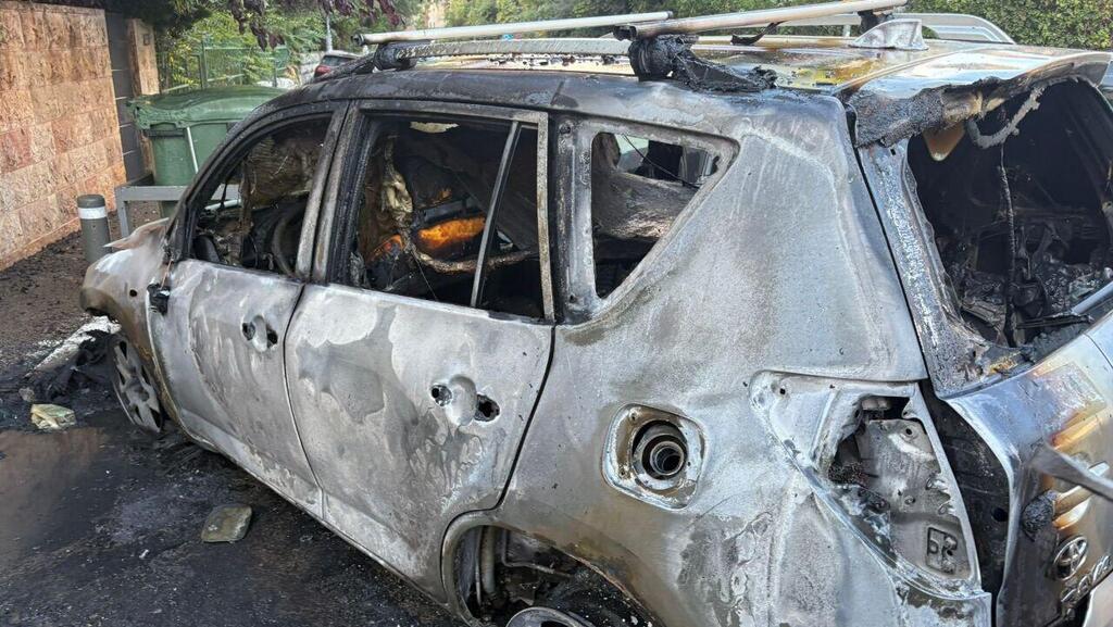 רכב נשרף ברחוב עזה בירושלים כתוצאה מפעילות מחאה באזור למען החטופים