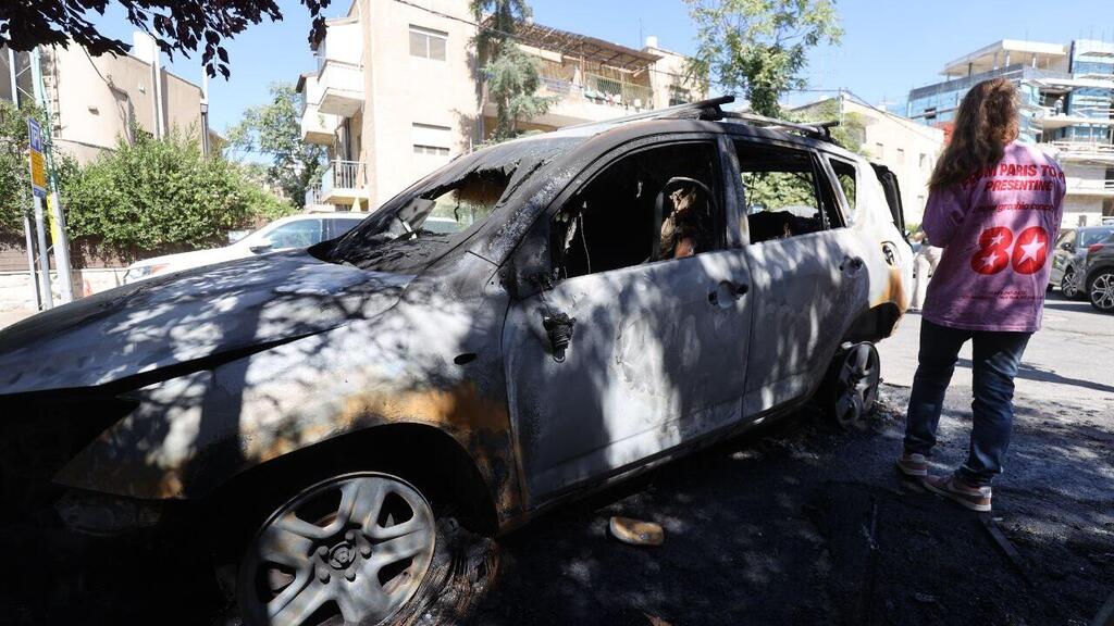 רכב נשרף ברחוב עזה בירושלים כתוצאה מפעילות מחאה באזור למען החטופים