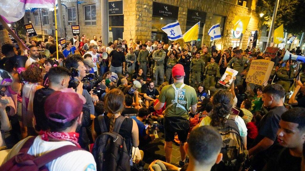 מפגינים חוסמים את הרכבת הקלה בירושלים