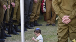 בנו של רס"ל אריאל לובלינר ז"ל ליד קברו 