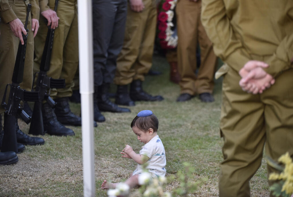 בנו של רס"ל אריאל לובלינר ז"ל ליד קברו 