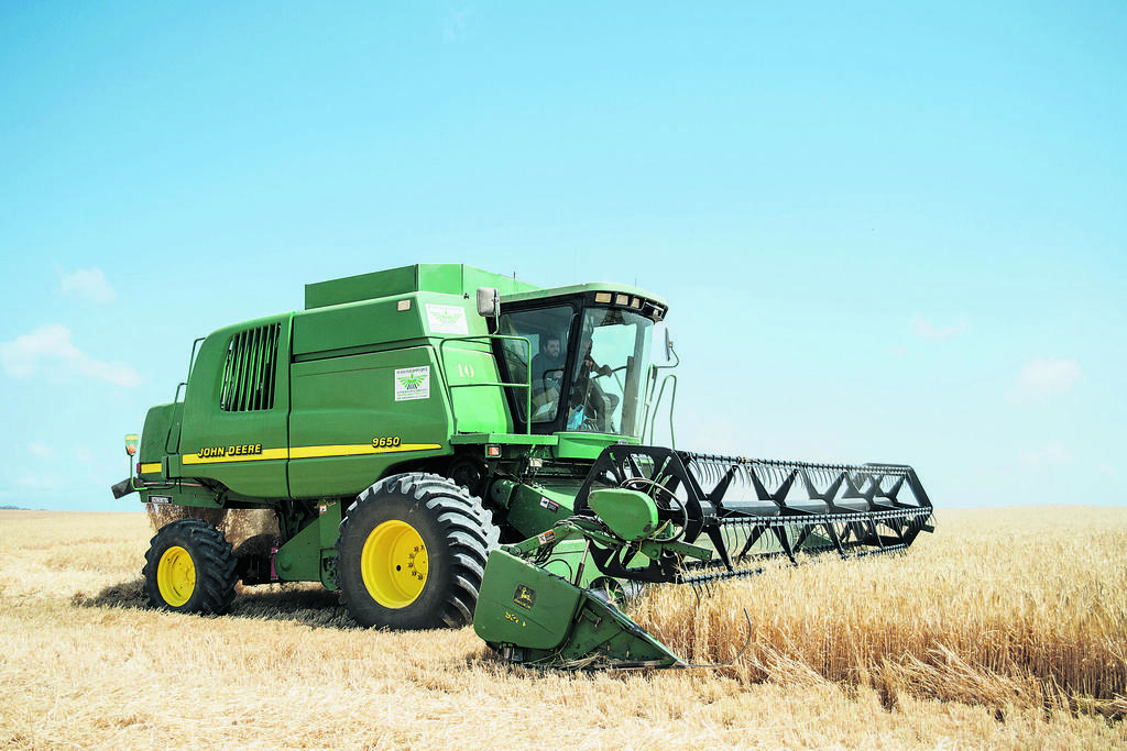 Barley harvesting by combine in Kibbutz Be’eri (Photo: CamelCopter) קומביין קוצר את השעורה בקיבוץ בארי