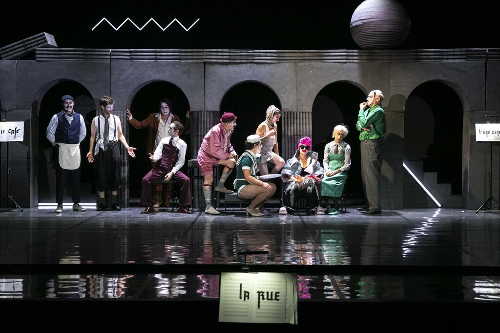 Сцена из спектакля "Носороги" 