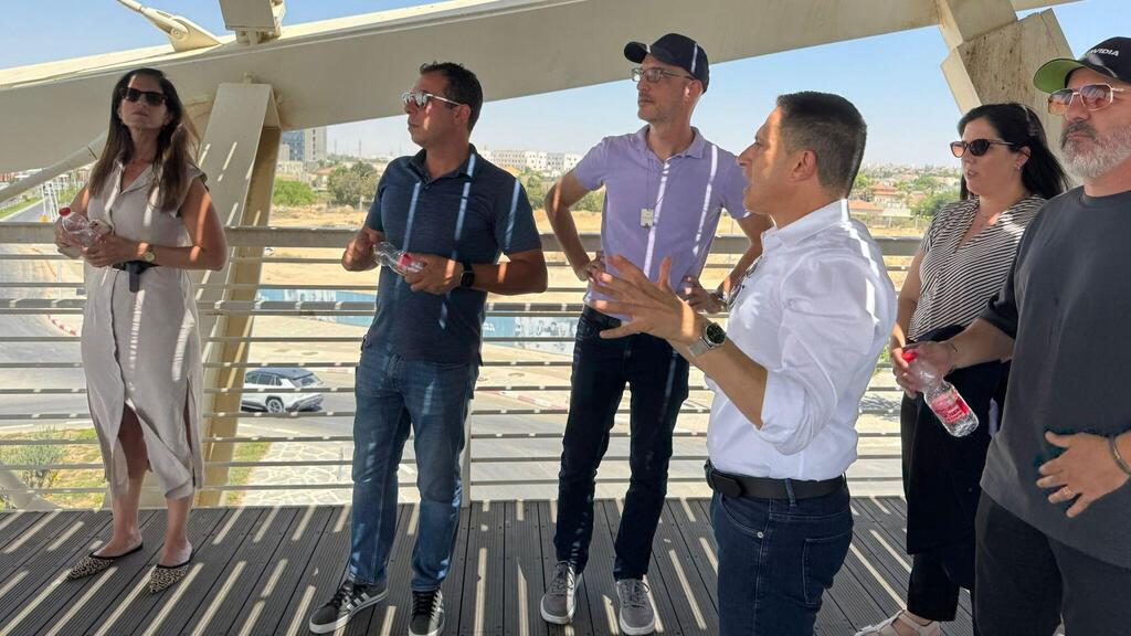 Nvidia officials with Be'er Sheva mayor (Photo Be'er Sheva spokesperson) בכירי אינבידיה ישראל וראש עיריית באר שבע בסיור בעיר