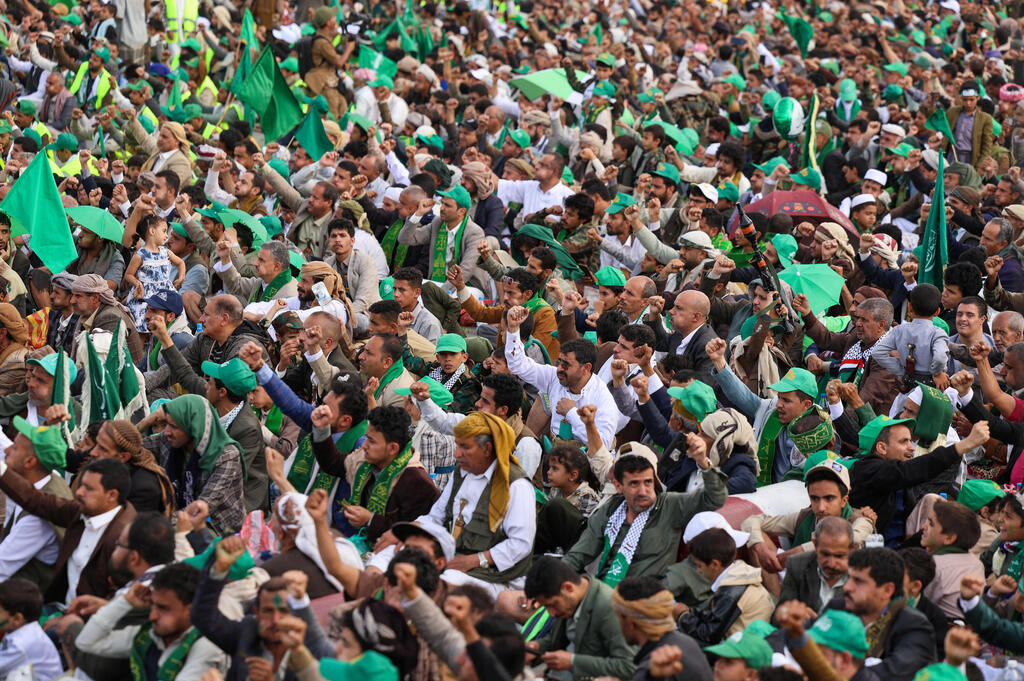 Prophet Muhammad's birthday celebrations in Sana'a (Photo: Khaled Abdullah/Reuters) חגיגות יום הולדת לנביא מוחמד בצנעא