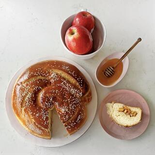 פרווה: חלה עם תפוחים מקורמלים