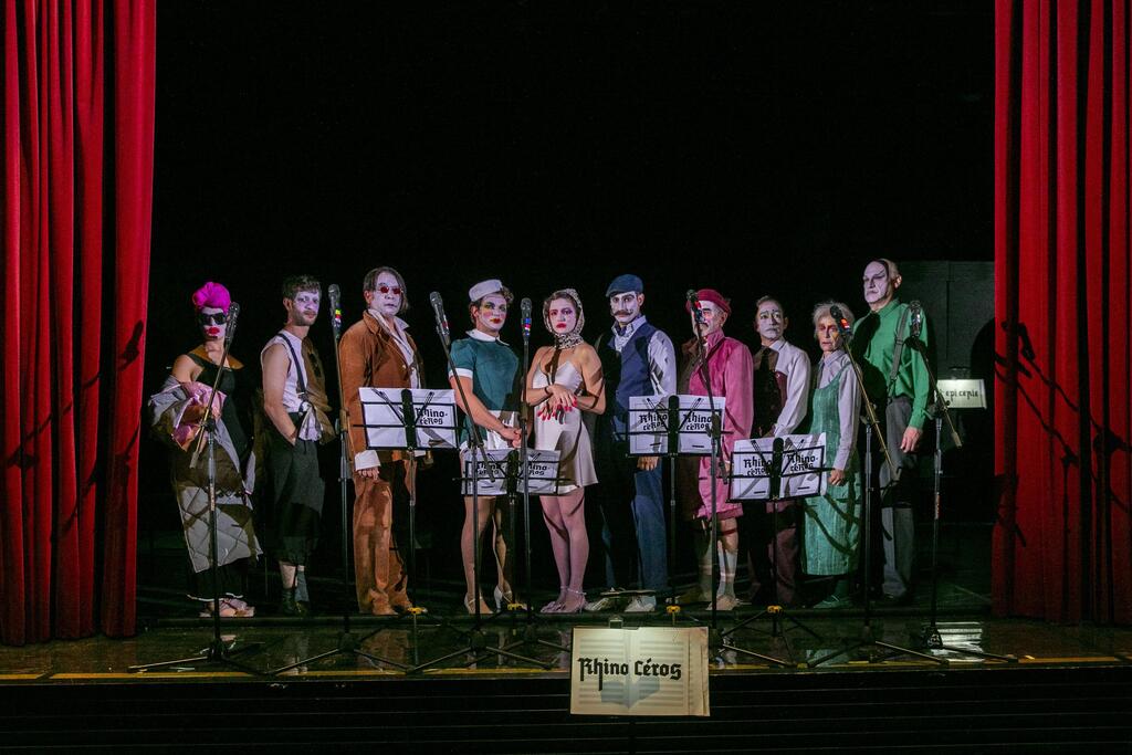 Сцена из спектакля "Носороги" 