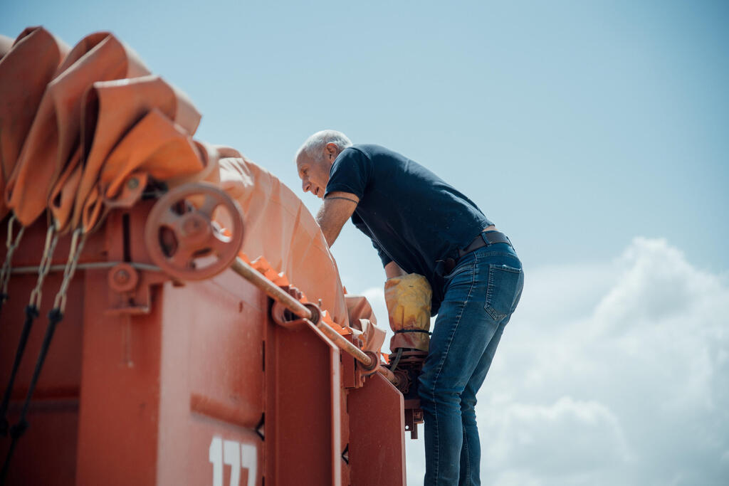 Haim Jelin on the combine (Photo: CamelCopter) חיים ילין על הקומביין