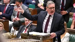 ראש ממשלת בריטניה קיר סטרמר ב פרלמנט הבריט בלונדון