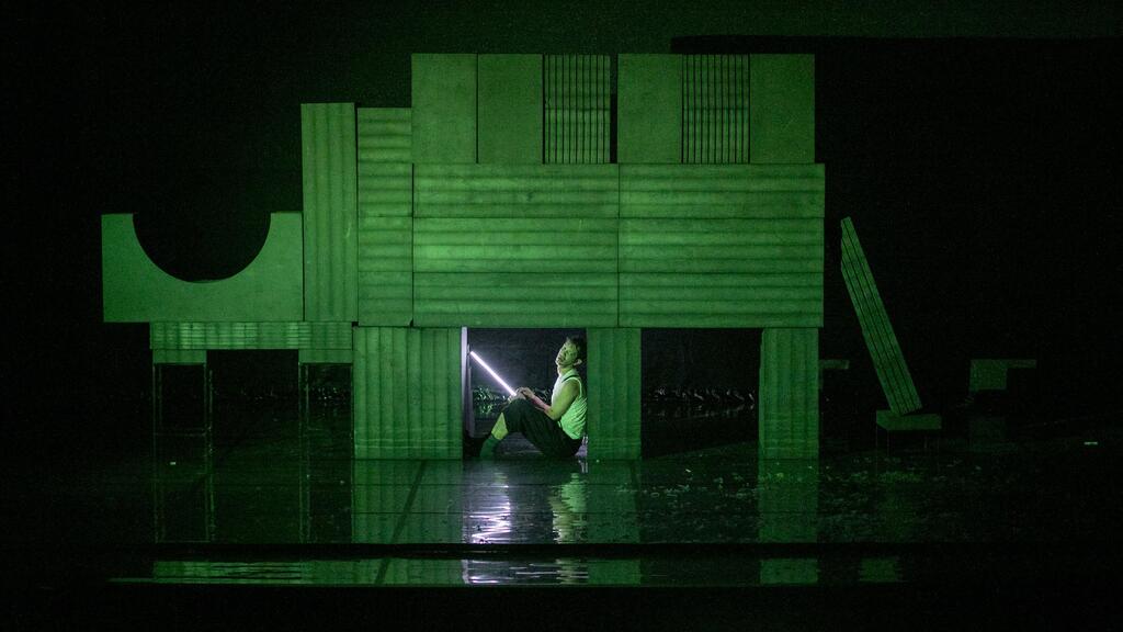 Сцена из спектакля "Носороги" 