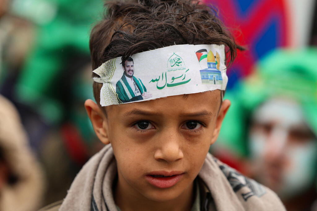 Young boy in Yemen celebrates the Houthi leader (Photo: Khaled Abdullah/Reuters) חגיגות יום הולדת לנביא מוחמד בצנעא