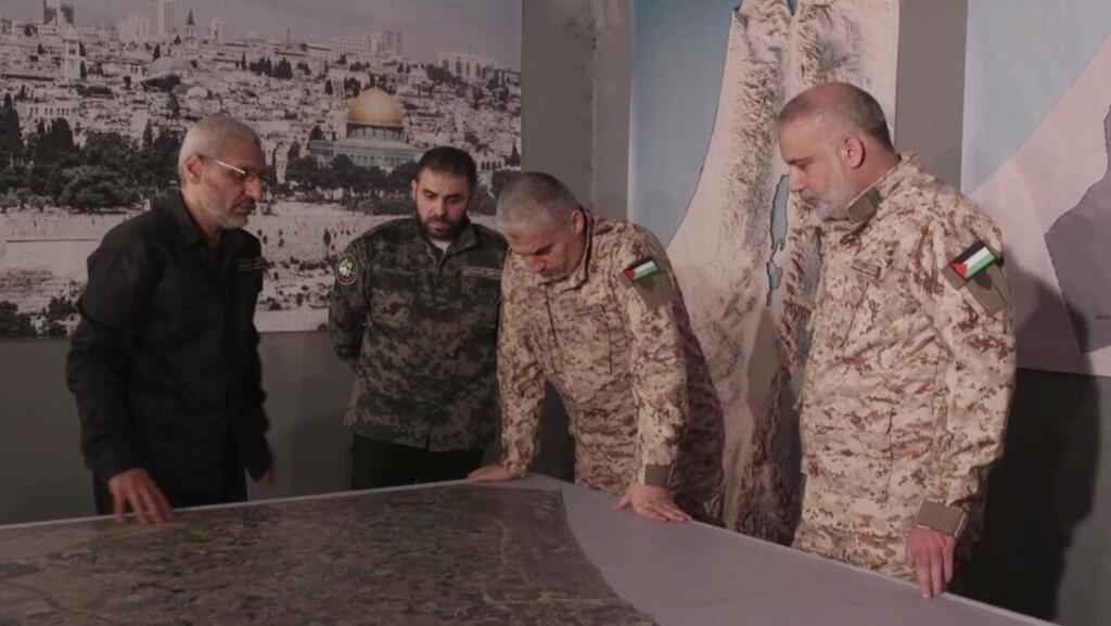 חד׳יפה כחלות "אבו עוביידה", לצד ראש הזרוע הצבאית של חמאס, מוחמד דף, מפקד חטיבת חאן יונס, ראפע סלאמה וראש מטה המודיעין של הזרוע הצבאית, מחמד עודה