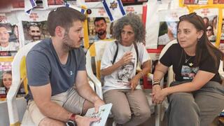  המילואימניק שרכבו הוצת לבין אימהות החטופים במאהל המחאה