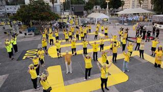 מיצג הקורא להציל את החטופים בכיכר החטופים  לציון 700 שהם ימים בשבי