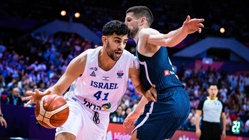С мячом Томер Гинат (Фото: FIBA) שחקן נבחרת ישראל תומר גינת