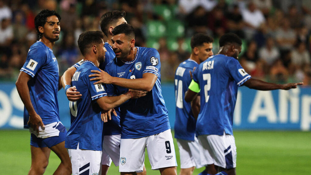 שחקני נבחרת ישראל חוגגים