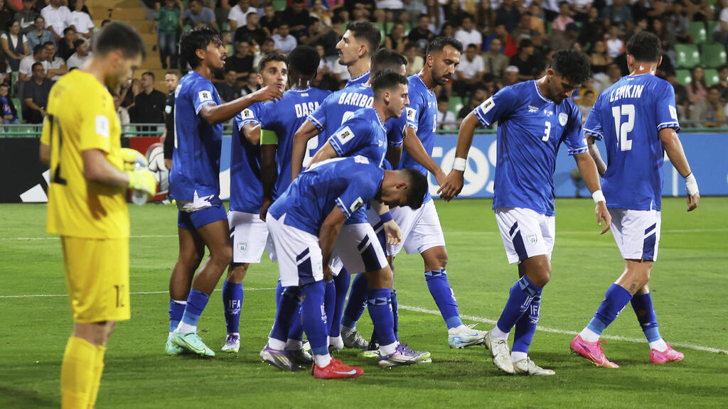 שחקני נבחרת ישראל חוגגים