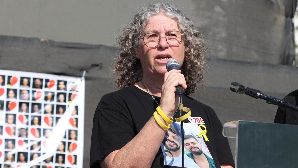 אביבה וקית' סיגל בקבלת שבת של קיבוץ נחל עוז והמועצה האזורית שער הנגב בכיכר החטופים