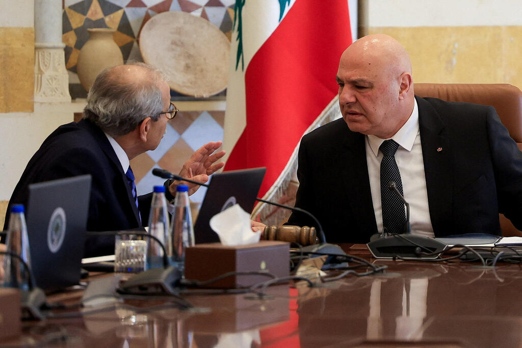 Lebanese Prime Minister Nawaf Salam and President Joseph Aoun (Photo: REUTERS/Mohamed Azakir) פגישה בין נשיא לבנון ג'וזף עאון לראש הממשלה נואף סלאם