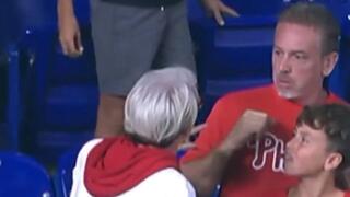 אוהדת זועמת דורשת את הכדור