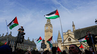 עימותים מעצרים ב לונדון בריטניה הפגנה למען ארגון הטרור המוכרז Palestine Action של מפגינים נגד ישראל אנטי-ישראלים פרו-פלסטינים פרו פלסטינים