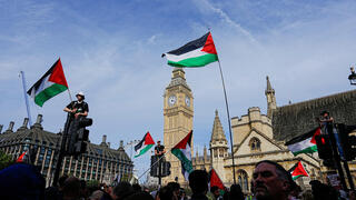 עימותים מעצרים ב לונדון בריטניה הפגנה למען ארגון הטרור המוכרז Palestine Action של מפגינים נגד ישראל אנטי-ישראלים פרו-פלסטינים פרו פלסטינים