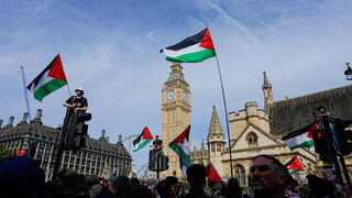 עימותים מעצרים ב לונדון בריטניה הפגנה למען ארגון הטרור המוכרז Palestine Action של מפגינים נגד ישראל אנטי-ישראלים פרו-פלסטינים פרו פלסטינים