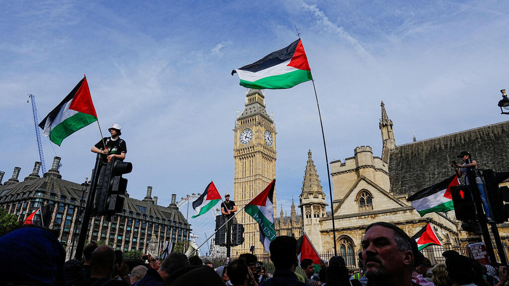 London (Photo: Reuters/Carlos Jasso) עימותים מעצרים ב לונדון בריטניה הפגנה למען ארגון הטרור המוכרז Palestine Action של מפגינים נגד ישראל אנטי-ישראלים פרו-פלסטינים פרו פלסטינים