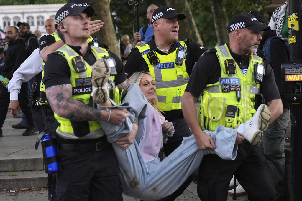 עימותים מעצרים ב לונדון בריטניה הפגנה למען ארגון הטרור המוכרז Palestine Action של מפגינים נגד ישראל אנטי-ישראלים פרו-פלסטינים פרו פלסטינים