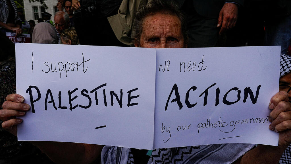 עימותים מעצרים ב לונדון בריטניה הפגנה למען ארגון הטרור המוכרז Palestine Action של מפגינים נגד ישראל אנטי-ישראלים פרו-פלסטינים פרו פלסטינים