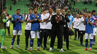 מאמן נבחרת ישראל רן בן שמעון והשחקנים מודים לקהל