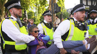 עימותים מעצרים ב לונדון בריטניה הפגנה למען ארגון הטרור המוכרז Palestine Action של מפגינים נגד ישראל אנטי-ישראלים פרו-פלסטינים פרו פלסטינים