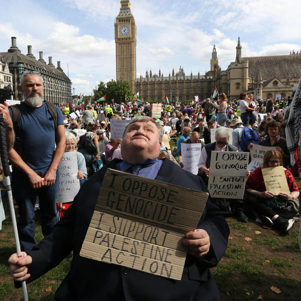 עימותים מעצרים ב לונדון בריטניה הפגנה למען ארגון הטרור המוכרז Palestine Action של מפגינים נגד ישראל אנטי-ישראלים פרו-פלסטינים פרו פלסטינים