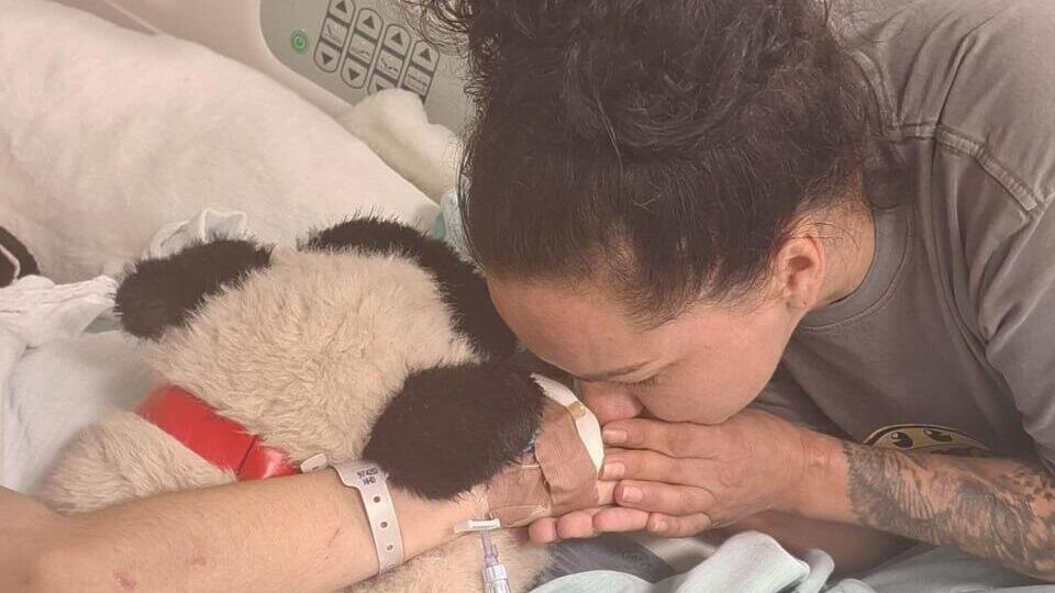 אולסיה עם קמילה בבית החולים