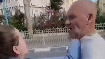 תיעוד: אב ובנו תוקפים את שכנתם בפתח תקווה ומאיימים להרוג את הכלב שלה