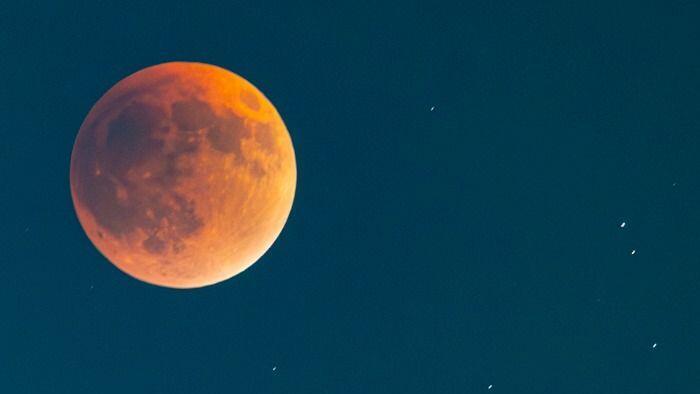 Красная Луна во время затмения 7 сентября 2025 года