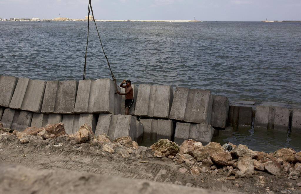 הקמת חומות הגנה מפני עליית פני הים התיכון באלכסנדריה שבמצרים