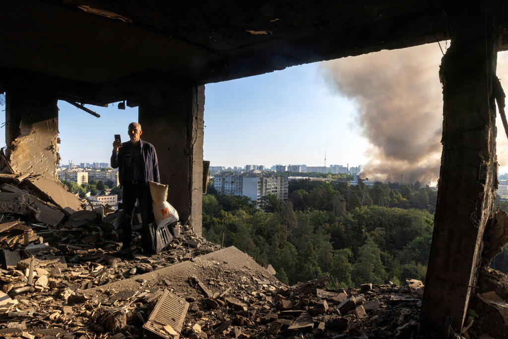 Повреждение дома в Киеве (Фото: /REUTERS/Thomas Peter) אוקראינה קייב זירת פגיעה ב מתקפה של רוסיה